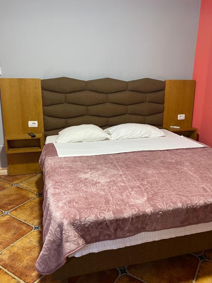 Pilo Lala Hotel Lushnjë エクステリア 写真